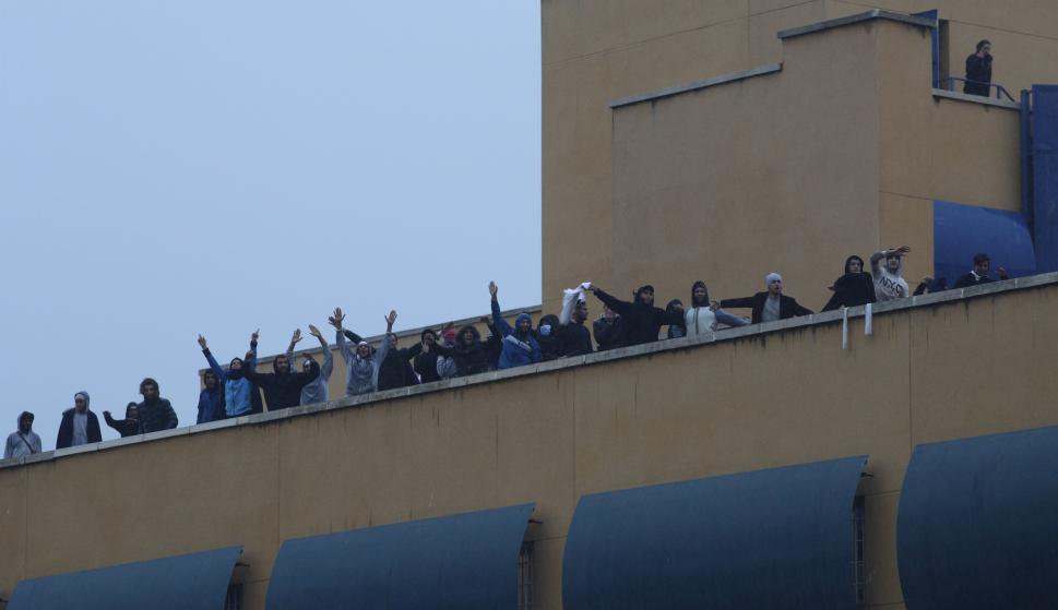 Two IE students stumble on inmate mutiny at the Immigration Detention Center at Aluche